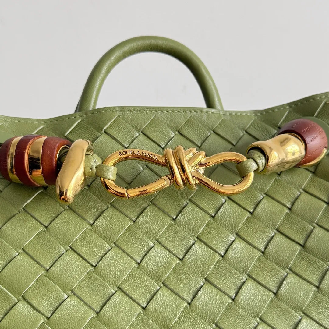 The new Andiamo batch of 3060 BV is shipped‼ ️The classic intercciato weaving process is used to create a soft bag, the metal knot is made of micro-cast aluminum using jewelry technology🪢, and the decorative beads are made of metal and hand-polished oak, allowing you to jump repeatedly between elegance and fun💃, making it unpredictable. Classic and versatile, it shows off your temperament, and the bag has a large capacity, making it very convenient for daily commuting! It has a variety of carrying methods, the shoulder straps can be adjusted by yourself, the original lambskin feels soft and delicate, and the unisex style breaks gender boundaries and brings a more practical and long-lasting use experience. The Andiamo, which has both elegant and casual styles, perfectly interprets the "fashionable old money style". Style number: 743568+wood hardware Color: Matcha green Size: 25*22*10.5cm